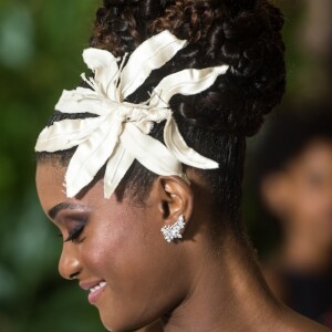 Raquel (Erika Januza) apostou no coque alto com arranjo de flor feito de tecido para seu casamento na novela 'O Outro Lado do Paraíso'