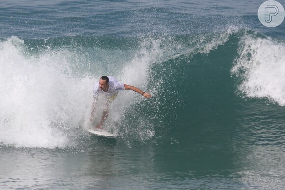 Apaixonado pelo surfe, Paulinho Vilhena sofreu algumas quedas de sua prancha durante a prática do esporte