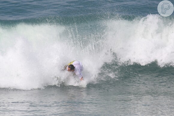 Paulinho Vilhena curtiu as ondas da praia do Recreio dos Bandeirantes na manhã desta quinta-feira, 3 de julho de 2014. Apaixonado pelo surfe, o ator sofreu algumas quedas de sua prancha durante a prática do esporte