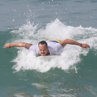 Paulinho Vilhena cai da prancha em dia de surfe em praia do Rio de Janeiro