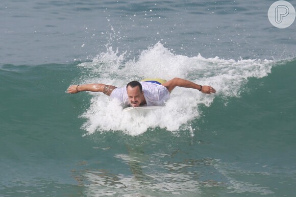 Paulinho Vilhena curtiu as ondas da praia do Recreio dos Bandeirantes na manhã desta quinta-feira, 3 de julho de 2014