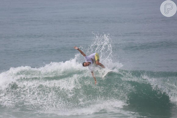 Paulinho Vilhena curtiu as ondas da praia do Recreio dos Bandeirantes na manhã desta quinta-feira, 3 de julho de 2014. Apaixonado pelo surfe, o ator sofreu algumas quedas de sua prancha durante a prática do esporte