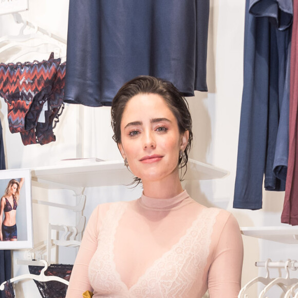 Fernanda Vasconcellos conta como brincar com diferentes tipos de maquiagem: ' Gosto depegar um gloss para fazer de sombra. Brincar com as texturas e os produtos, fazer dele mais versátil. Não é ter um monte de blush, é mais dar um jeito com o que temos. Tenho poucos produtos e sou uma pessoa contida nesse quesito. Tenho produtos de cores chave para usar de várias formas. Agora estou apostando muito no rosa claro'