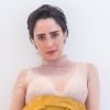Fernanda Vasconcellos aposta no look com camisa segunda pele de tule com a lingerie à mostra branca e calça cintura alta amarela ocre, de R$ 4390, da 'Nkstore'