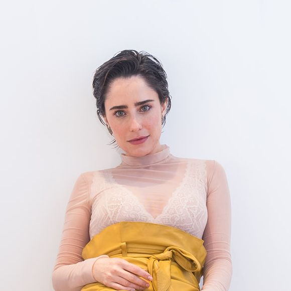 Fernanda Vasconcellos aposta no look com camisa segunda pele de tule com a lingerie à mostra branca e calça cintura alta amarela ocre, de R$ 4390, da 'Nkstore'