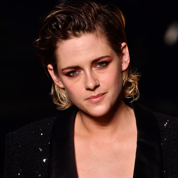 Kristen Stewart usa vestido-blazer coleção inverno 2018 da Chanel em lançamento de coleção da grife