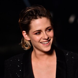 Kristen Stewart optou por maquiagem em tom quente