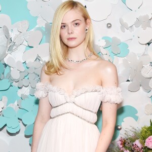 Elle Fanning apostou em um look ombro a ombro no lançamento da nova coleção da Tiffany & Co.