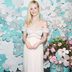 Elle Fanning investiu em vestido ombro a ombro Giambittista Valli no lançamento da Tiffany & Co.
