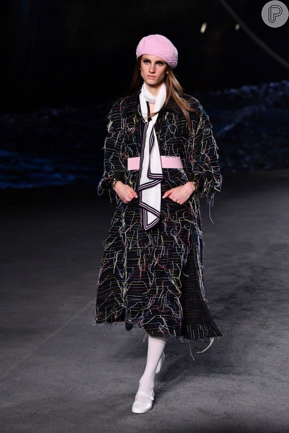 Lenços e meia-calça com inspiração na moda anos 80 aparecem em desfile na Chanel
