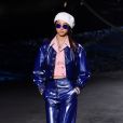 Chanel traz para  passarela looks em vinil em tons vibrantes como o azul royal