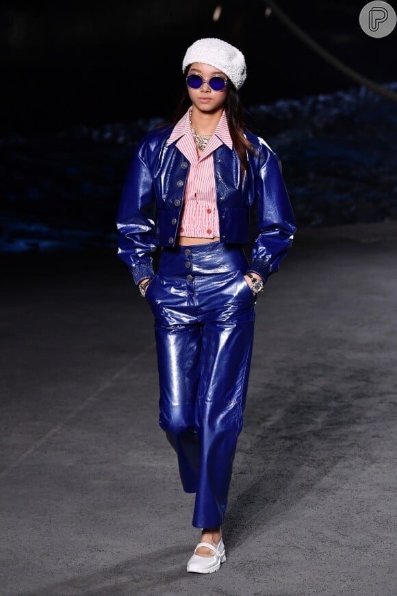 Chanel traz para  passarela looks em vinil em tons vibrantes como o azul royal