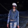 Chanel aposta na tendência do jeans detonado