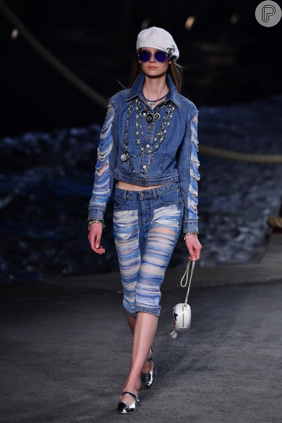 Chanel aposta na tendência do jeans detonado