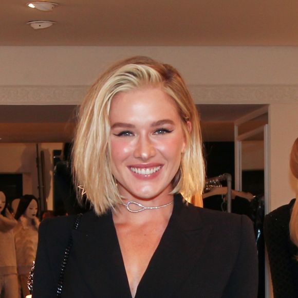 Fiorella Mattheis fala sobre aulas de pole dance, que teve para encarnar a personagem Mika na série 'Rua Augusta': 'É incrível porque é um exercício que você trabalha o corpo inteiro, acordo dolorida em partes que jamais imaginei, mas quando você começa a aprender os movimentos é muito bonito e sensual de ver'