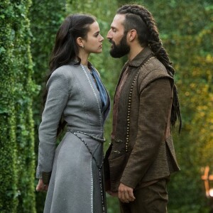 Chantageada por Constantino (José Fidalgo), Catarina (Bruna Marquezine) o envenena usando um anel, na novela 'Deus Salve o Rei'