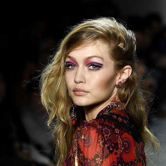 Gigi Hadid, durante a sessão de fotos, foi extremamente bronzeada e argumentou isso em suas redes sociais, afirmando que a decisão fugia a seu controle