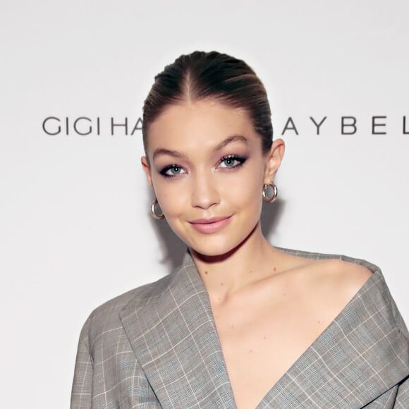 Gigi Hadid postou uma foto sua de paparazzo: 'Esta é uma fotografia minha quando voltava da sessão fotográfica para a capa da Vogue italiana, no dia 3 de abril... Conseguem notar o nível do bronze a que fui submetida no set nesse dia?'