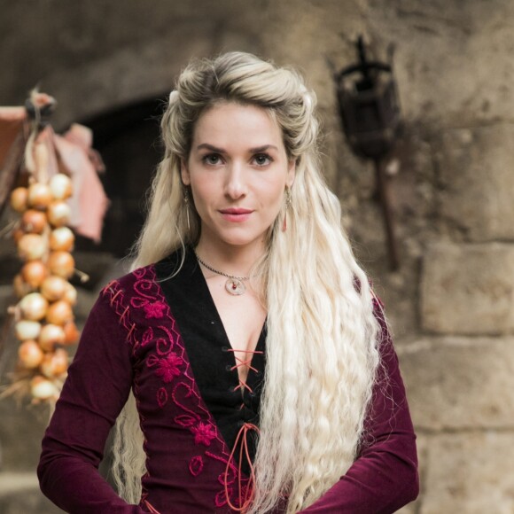 Glória (Monique Alfradique) se casa com Ístvan (Vinícius Calderoni), mas fica viúva logo em seguida a partir do capítulo de sexta-feira, 18 de maio de 2018 da novela 'Deus Salve o Rei'