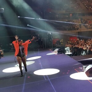 Anitta se apresenta para 15.500 pessoas na capital espanhola