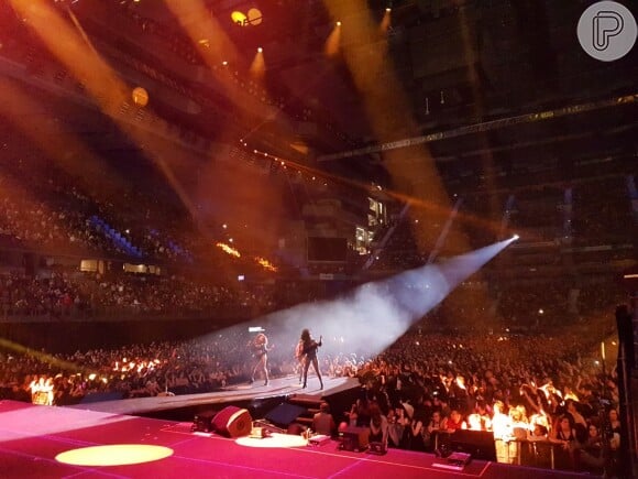 Anitta se apresenta para estádio lotado ao cantar em Madri, capital espanhola
