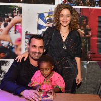 Leandra Leal e a filha, Julia, acompanham Ale Youssef em lançamento de livro