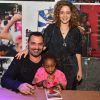 Leandra Leal e a filha, Julia, posam com Ale Youssef em lançamento de livro do produtor