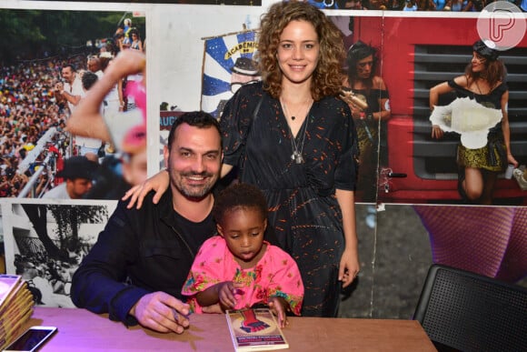 Leandra Leal e a filha, Julia, posam com Ale Youssef em lançamento de livro do produtor