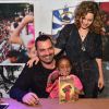 Filha de Leandra Leal e Ale Youssef, Julia brinca com livro durante noite de autógrafos