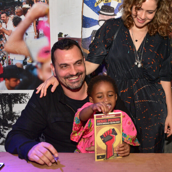 Filha de Leandra Leal e Ale Youssef, Julia brinca com livro durante noite de autógrafos