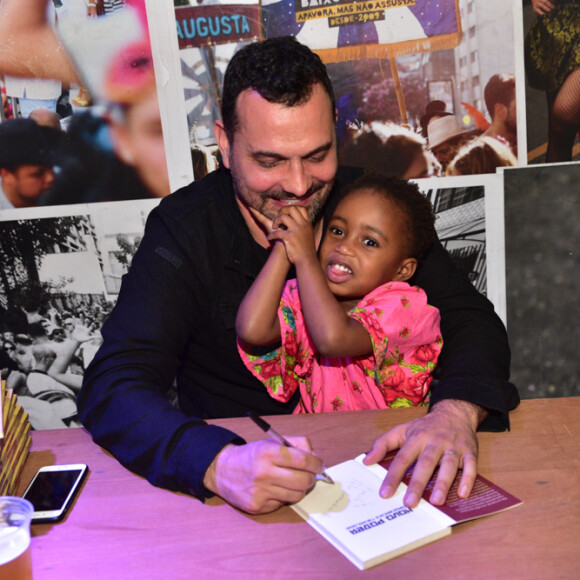 Julia, filha de Leandra Leal e Ale Youssef, ficou no colo do pai durante parte da noite de autógrafos