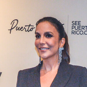 Ivete Sangalo escolheu um look all black com destaue para legging com renda