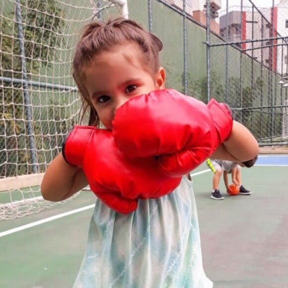 Deborah Secco mostra Maria Flor com luvas de boxe