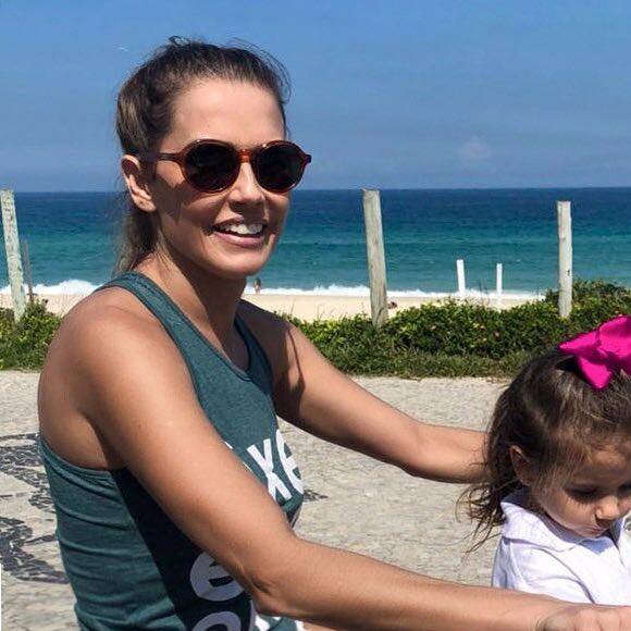 Maria Flor anda de bike com Deborah Secco