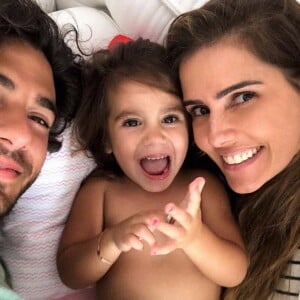 'Somos um timaço', escreveu Deborah Secco obre sua família