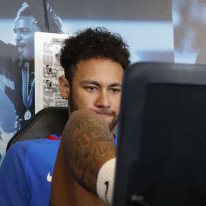 Neymar seguirá o tratamento para a lesão no pé direito