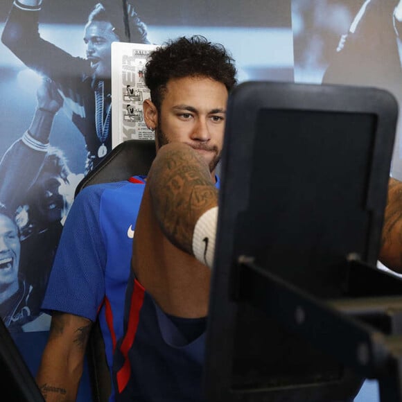 Neymar seguirá o tratamento para a lesão no pé direito