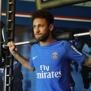 Neymar volta a treinar pelo Paris Saint-Germain, em 5 de maio de 2018