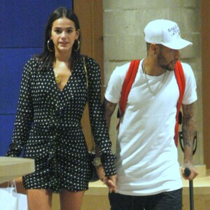 Neymar foi fotografando passeando de muletas ao lado de Bruna Marquezine