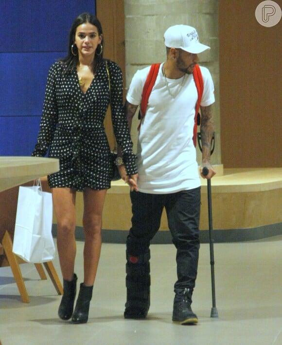 Neymar foi fotografando passeando de muletas ao lado de Bruna Marquezine