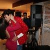 Mel Maia ganha beijo do namorado, Erick Andreas, durante a festa surpresa de aniversário