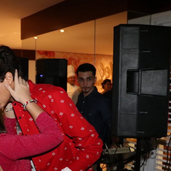 Mel Maia ganha beijo do namorado, Erick Andreas, durante a festa surpresa de aniversário