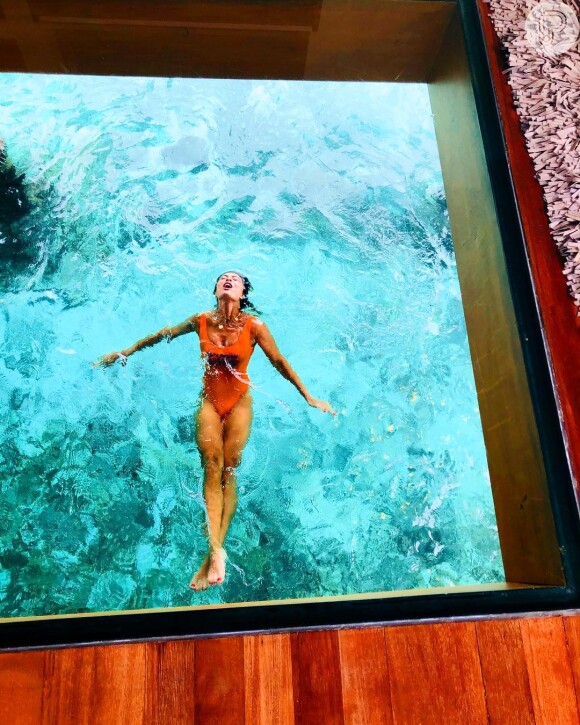 Juliana Paes foi clicada sob o vidro do quarto, no mar das Maldivas: 'Que energia é essa?'