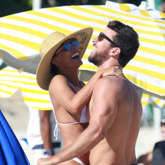 Fã de praia, Juliana Paes escolheu um destino paradisíaco para se divertir com o marido, Carlos Eduardo Baptista