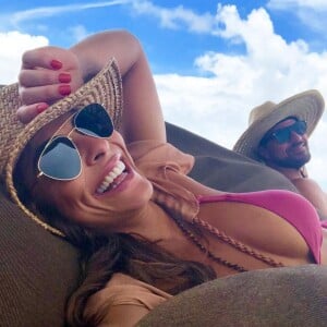 Juliana Paes posta foto sorridente ao lado do marido, Carlos Eduardo Baptista, em resort nas Maldivas