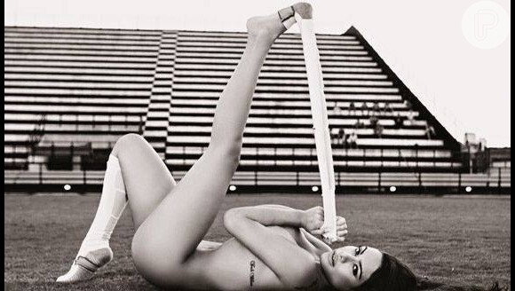Patrícia Jordane posou nua para a 'Playboy' em um campo de futebol