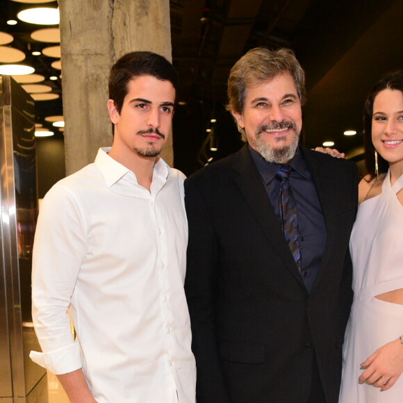 Enzo Celulari faz tatuagem em homanegem à cura do pai, Edson Celulari, em 6 de maio de 2018