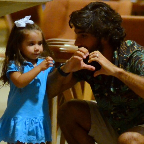 Sem Deborah Secco, Hugo Moura passeou com a filha, Maria Flor