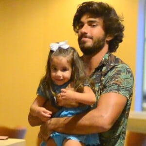 Hugo Moura foi fotografado com a filha, Maria Flor, em um shopping da Barra da Tijuca, zona oeste do Rio