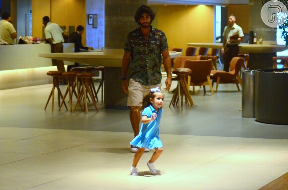 Maria Flor se divertiu com o pai, Hugo Moura, no shopping